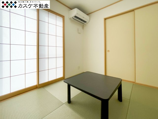 独立した空間としても使える和室は、ゲストの宿泊や趣味の部屋に最適。南向きの窓から心地よい陽光が差し込み、日中は明るく穏やかな時間が流れます。築浅のため畳や建具も綺麗で、すぐに新生活を始められます　