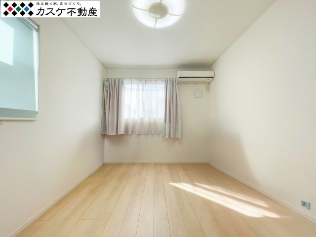 明るい光が差し込む洋室は、ゲストルームとしても重宝します。収納力もしっかり確保されているため、余計な家具を置かずに広々とした空間を維持！　