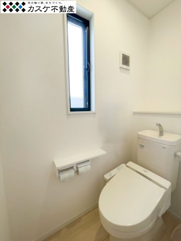 1階と2階の2箇所に温水洗浄便座付きトイレを設置。忙しい朝の重なりを防ぎ、家族全員がストレスなく過ごせます。小窓があるため換気もしやすく、常に清潔で爽やかなプライベート空間を保つことが可能です。　