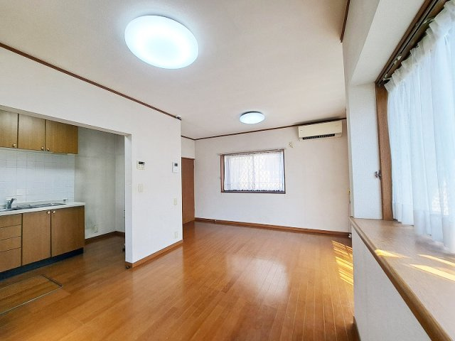 落ち着いた色味のクロスとフローリングでほっと一息つける空間。