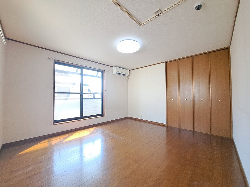 2階9.0帖/寝具など大きな家具を置いてもゆとりの残る広々としたお部屋。