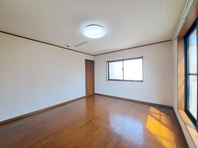 2階9.0帖/2面採光につき暖かな陽射しが差し込みます。