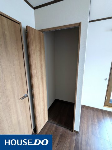 小さめの収納がございます。