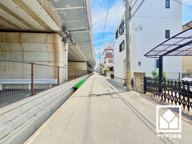 駐車スペースのある北側道路です。開放感のある北側・南側の両面道路で、陽当たり・風通しの良い立地です。