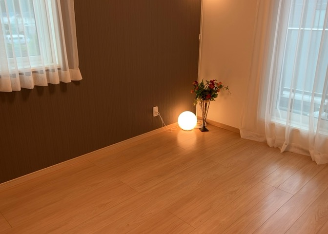 寝室でゆっくりと過ごすためにはベッド周りの適度な空間を担保することや窓の位置、照明の明るさ、寝室の広さなどを考える必要があります。自身や家族の構成とライフスタイルに併せて寝室にする部屋を選びましょう！