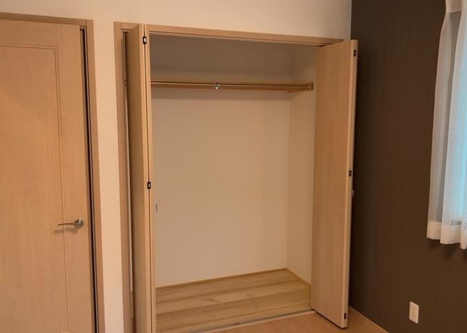 デザイン性を重視しすぎて収納が少なかった！なんてことにならないため、事前に現地で収納の数を確認しておくことをお勧めします。クローゼット以外にも床下収納や屋根裏収納、パントリーなどもチェックしましょう。