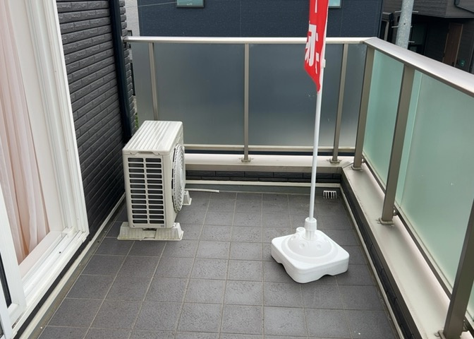 バルコニーは、室外の専用スペースのうち、「屋根がなく開放された空間」であるものを指します。ベランダより広いタイプのものが多く、日当たりもよいため家庭菜園などを楽しみたい人にとって適した環境となります。