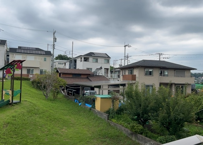眺望を気にして物件を探す場合、前面に建物が建っていないか現地で確認しましょう！前面に建物があると景色はもちろん、日当たりや風通しにも影響が出てきます。住んだ時のことを想像しながら現地見学をしましょう。