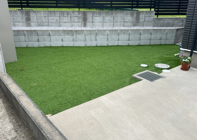 庭があることでガーデニングや家庭菜園はもちろん、こどもの遊び場やペットを放して遊ぶことができます。また、家の周囲に余裕があるということです。隣地との間があれば、十分な日当たりと、風通しが確保できます。