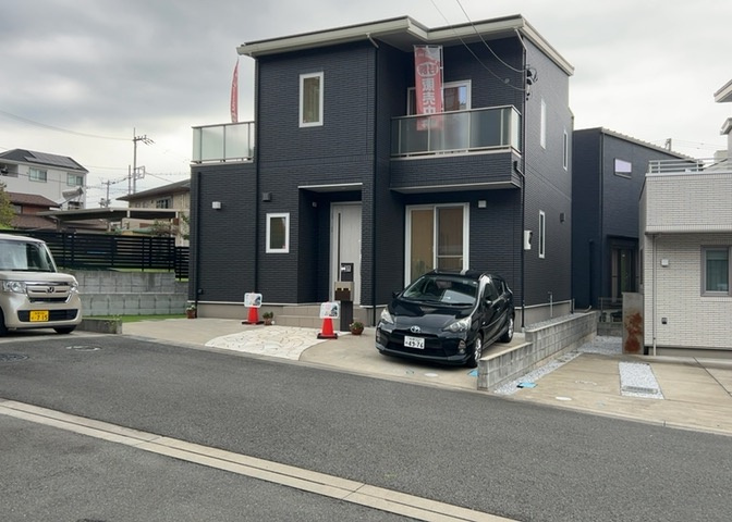 住宅用の土地では前面道路に2m以上接していなければならないと法律で定められています。しかし、お持ちの車のサイズやライフスタイルなどにより、2mでは利便が悪い場合もございますので、事前に確認しましょう。