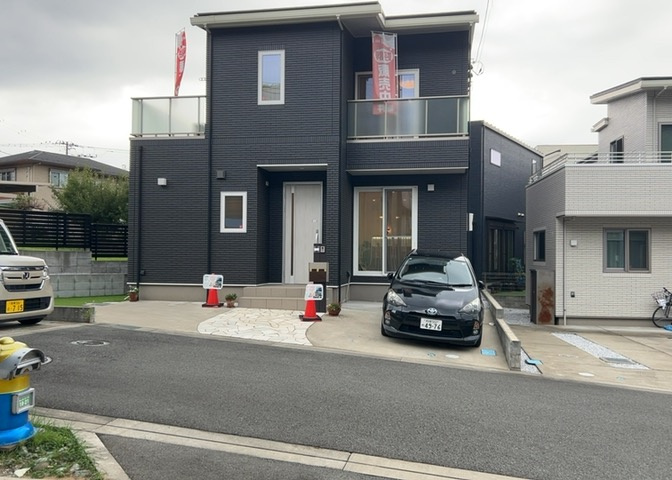 お持ちの車種によっては前面道路が広い方が便利でしょう。しかし、前面道路が広ければその分交通量が多くなるため、騒音などが気になる場合があります。実際に現地を見学し、周辺交通量や騒音などを確認しましょう！