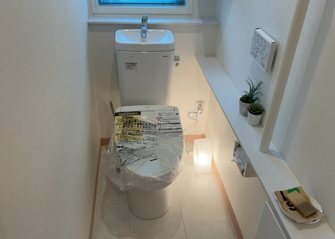 トイレは大きさや形、機能、抗菌性などが異なる多種多彩なタイプが各メーカーから出ています。それぞれに良さがあるため、事前にどういったタイプのトイレがいいのかをご家庭内で決めて、内見に行くといいでしょう。