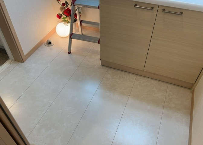 多くの戸建て住宅で見かける洗面脱衣所は、洗面台と洗濯機が2畳ほどのスペースに並べられていて、洗面所が脱衣所を兼ね備えている間取りが一般的です。お客様が利用することもある、パブリックな空間でもあります。