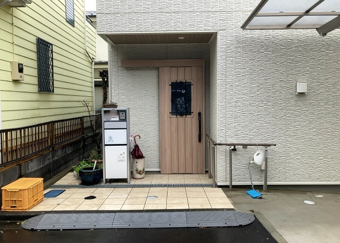 玄関は家の顔でもあり、家族以外の目にも止まる場所です。玄関は外との間を仕切る扉、靴などをしまっておく収納スペース、靴脱ぎのたたきスペース、来客とのやり取りをするドアホンなど複数のアイテムからなります。