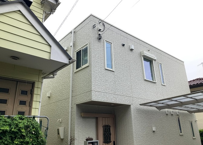バルコニーは、室外の専用スペースのうち、「屋根がなく開放された空間」であるものを指します。ベランダより広いタイプのものが多く、日当たりもよいため家庭菜園などを楽しみたい人にとって適した環境となります。