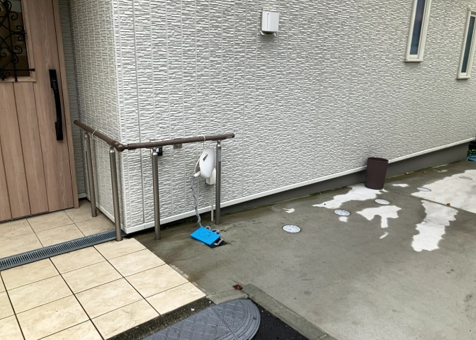 建物の基礎工事の方法は、主流となっているベタ基礎（防湿基礎）と布基礎の2種類に分類され、床下の通気性や耐久性などに違いがあります。建物の基礎部分の構造や付帯設備など詳細については現地でご確認ください。