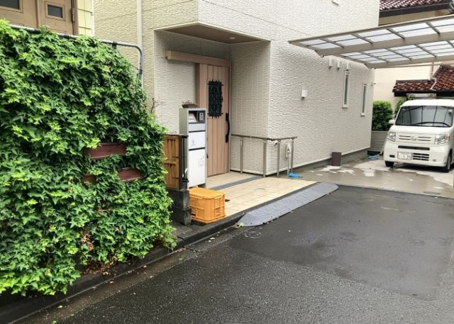 玄関ポーチにおいて最も重視すべきと言っても良いのが広さです。適切な広さの玄関ポーチでないと外見的なバランスは崩れてしまいますし、何より使いにくくなってしまいますので、現地で実際に下見をしてみましょう！