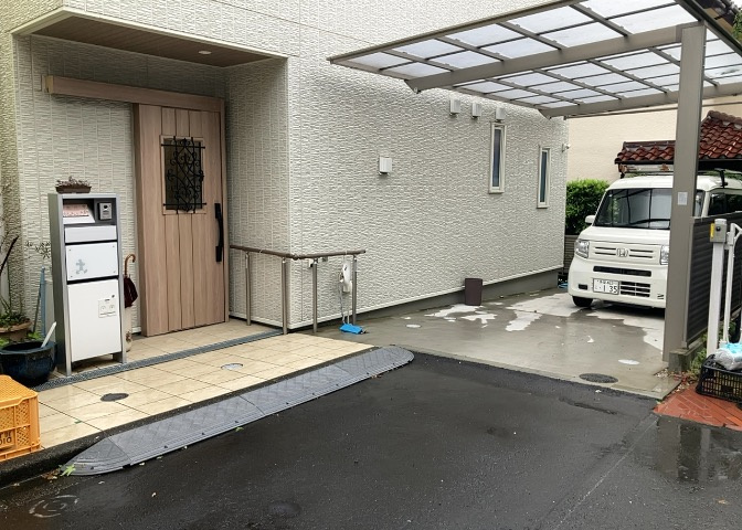 床下換気口は、床下に湿気がこもることを防ぎ、効果的に換気を行うために設置されています。床下換気口が設置されていない建物は、基礎パッキング工法などにより換気を行なっています。詳細は現地でご確認ください。