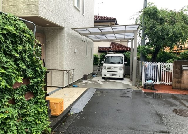 車一台あたりに必要なスペースは、標準サイズの普通自動車で横幅2m50cm、長さ5mは必要になります。ただし、乗降のことも考慮して横幅3m30cm、長さ5m50cmほどは確保できるところを選びましょう。