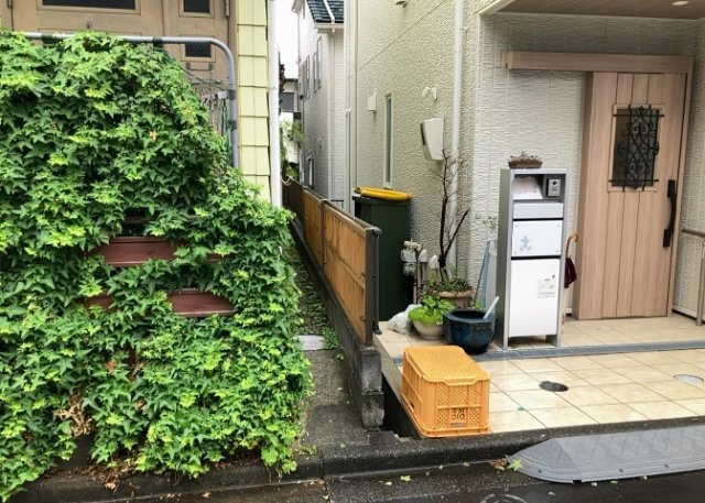 庭のある家に住むことのメリットとして、子どもたちの遊び場を確保できること、ガーデニングや家庭菜園を楽しめること、明るさを確保できることがあります。また、配置を工夫することでプライバシーが確保できます。