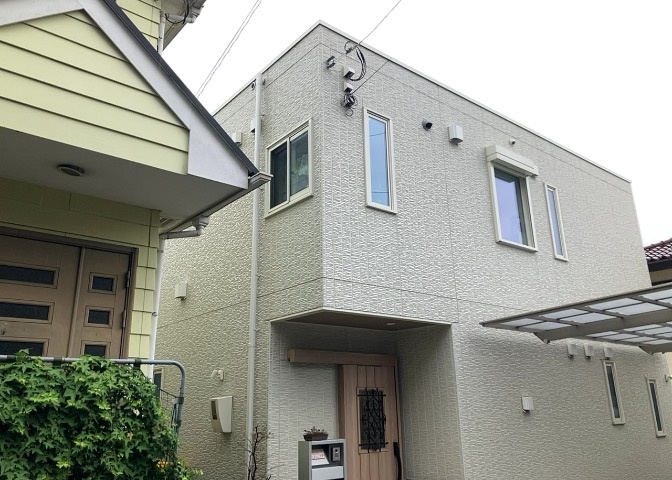 バルコニーは、建物内から室外へ楽に出入りできる便利なスペースです。また、バルコニーには手すりを付けることが義務付けられており、手すりの高さは110cm以上で施工することが建築基準法で定められています。