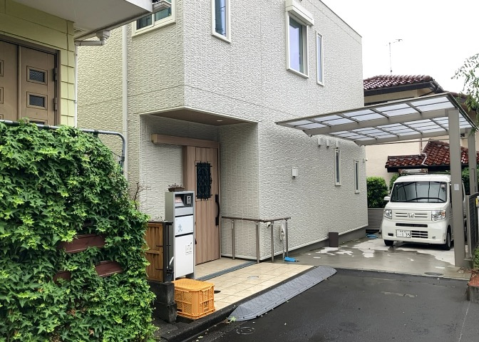 玄関は家の顔と言っても過言ではありません。現地を見学する際は玄関の広さや全体のバランスなどを見てみるといいでしょう。一般的なアプローチのしやすさだけではなく、お年寄りにも優しい設計のものだと安心です。
