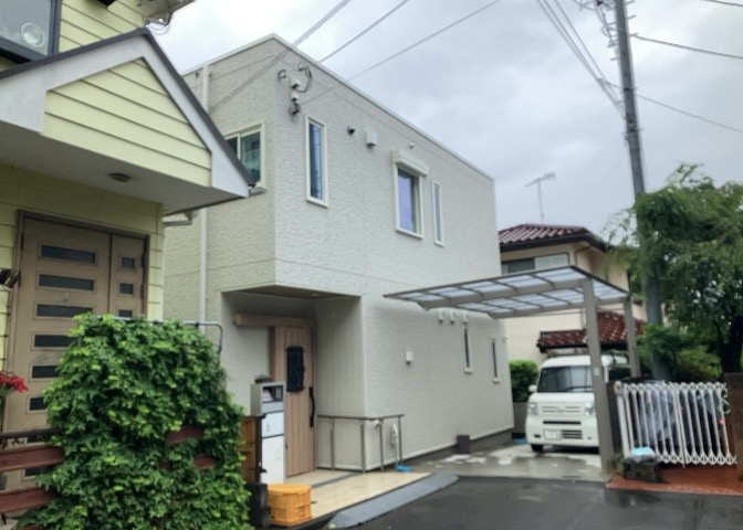 住宅用の土地では前面道路に2m以上接していなければならないと法律で定められています。しかし、お持ちの車のサイズやライフスタイルなどにより、2mでは利便が悪い場合もございますので、事前に確認しましょう。
