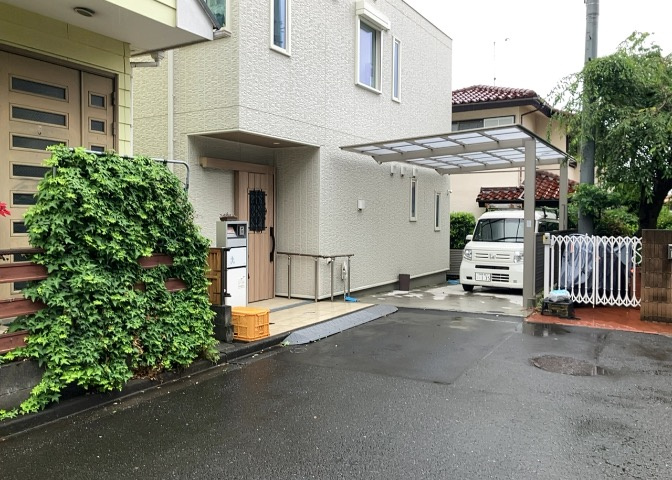 道幅が広い場所は日当たりや風通が良好です。幅が広いのですれ違いも可能ですし大きな車でも駐車可能！一方で、大型車が通ることも多くなるため交通量の増加により騒音に繋がります。また土地の値段が高くなります。