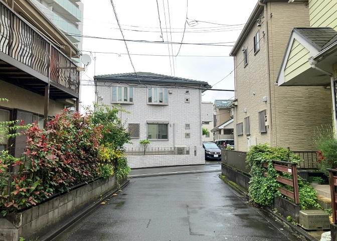 桜や紅葉の名所に出かける人は多いと思いますが、家にいながら季節の移ろいを感じる生活を送りませんか？リビングや窓から見える景色が生活を彩るワンポイントに！現地から見える景色を堪能してみては如何でしょう。