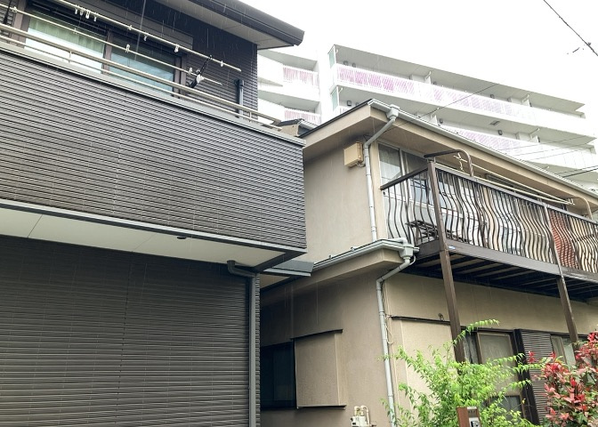 眺望を気にして物件を探す場合、前面に建物が建っていないか現地で確認しましょう！前面に建物があると景色はもちろん、日当たりや風通しにも影響が出てきます。住んだ時のことを想像しながら現地見学をしましょう。