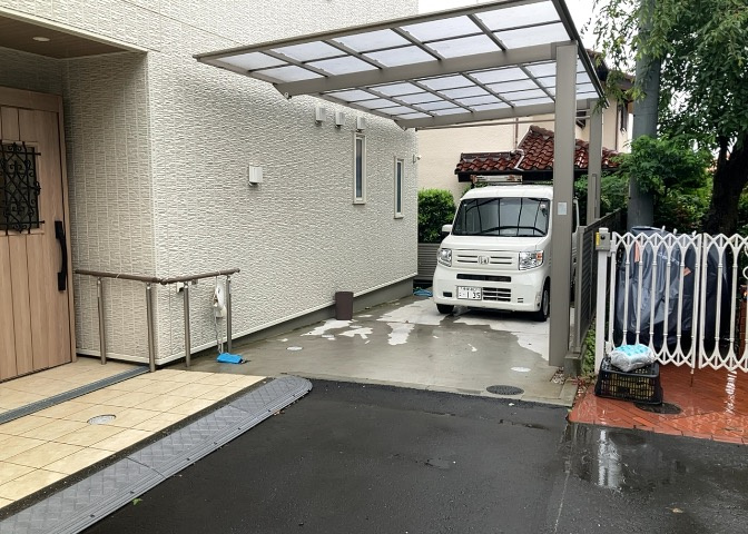 駐車場と明記されていても、最小スペースでつくられた駐車場だと大型車は駐車できなかったり、出入りしにくくなったりする可能性があります。お車のサイズと購入したい物件の駐車場のサイズを現地で確認しましょう。