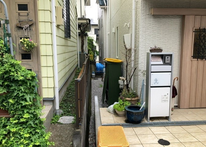 庭があることでガーデニングや家庭菜園はもちろん、こどもの遊び場やペットを放して遊ぶことができます。また、家の周囲に余裕があるということです。隣地との間があれば、十分な日当たりと、風通しが確保できます。