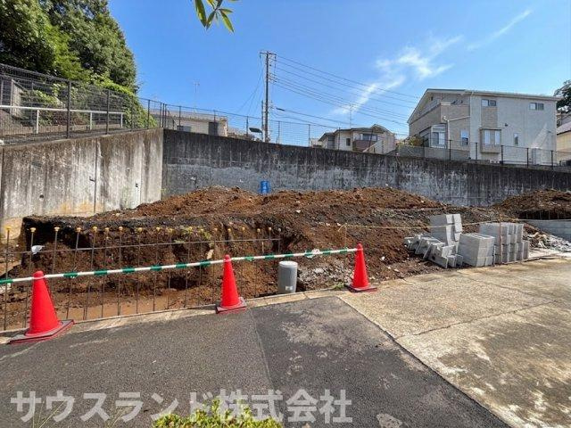 現地の広さや周辺の雰囲気がよくわかる外観写真です！隣地との間にはしっかりとブロック塀が設けられておりプライバシーも保たれます。採光や風通しを考慮した間取り設計がしやすい開放的な空間が広がります！