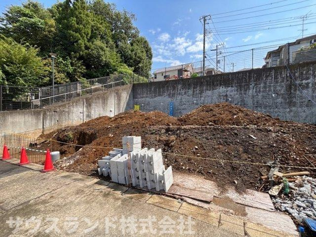 建築前の現地の様子です！陽当たりを遮る高い建物がなく明るい日差しがたっぷり差し込むお家が建てられます。広々としたお庭も確保できるゆとりある敷地でお子様ものびのびと遊べる環境がしっかりと整っています！