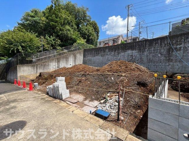 前面道路はきれいに舗装されておりお車のタイヤへの負担も少なく快適な走行が可能です！周辺の交通量も少ないため小さなお子様がいるご家庭でも安心の住環境です。静かで落ち着いた毎日をお過ごしいただけます！