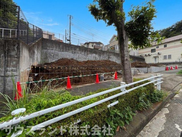 緑豊かな環境に囲まれた自然を感じられる現地の様子です！見通しの良い立地で防犯面でも安心感があります。たっぷりの陽光と爽やかな風が吹き抜ける心地よい空間でご家族皆様が笑顔で過ごせる明るい環境です！