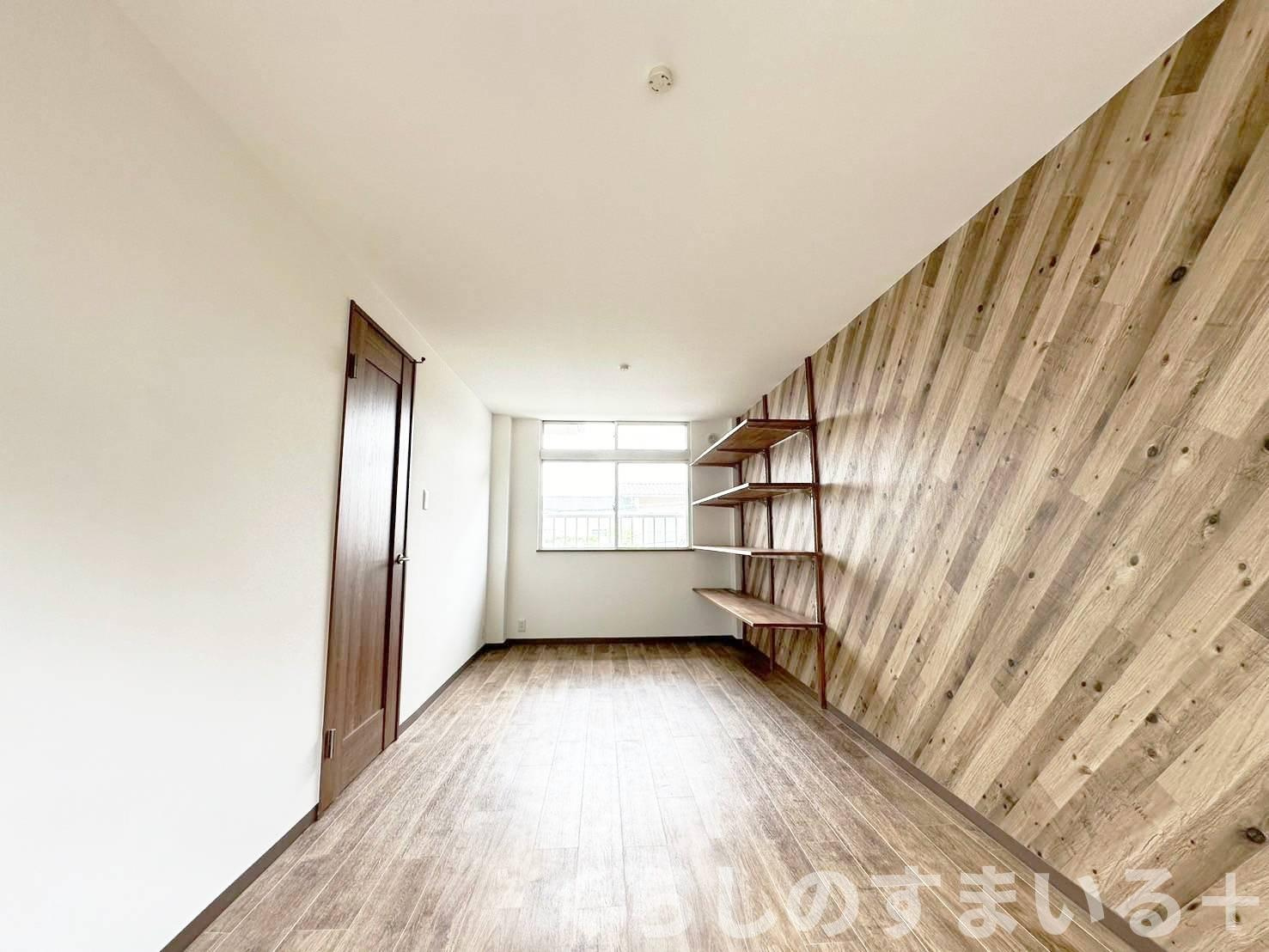 落ち着いた色調の洋室です