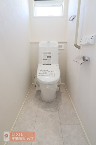 【トイレ】現地完成写真。温水洗浄暖房便座付き。
