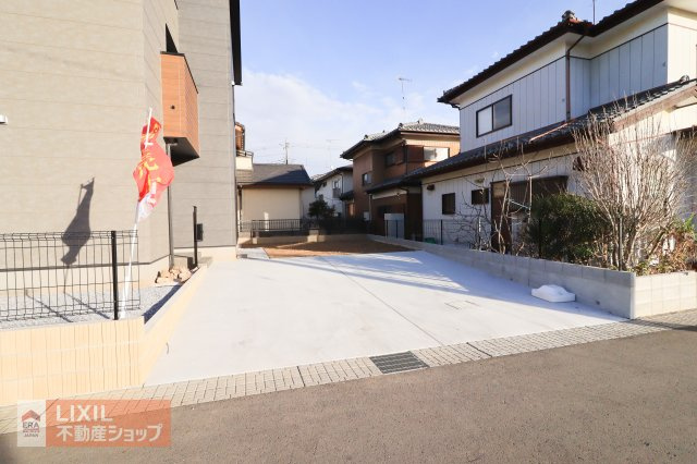 【駐車スペース】現地完成写真。ゆったりとした駐車スペースです。