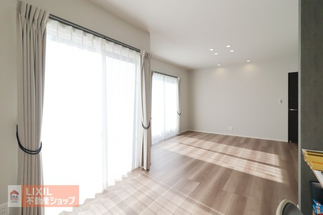 【リビングダイニング】現地完成写真。家族で過ごせるくつろぎの空間
