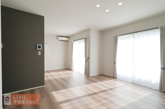 【リビング】現地完成写真。明るい日差しの入るリビングは家族団らんの場所には最適です。