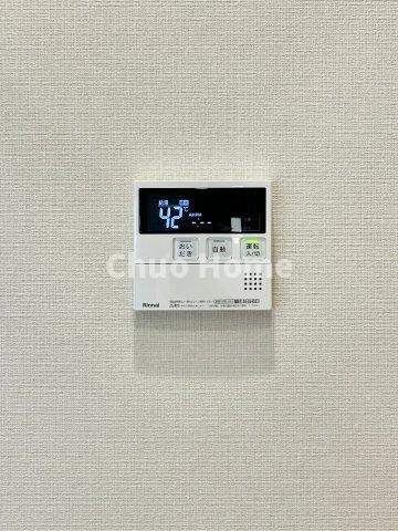 【給湯リモコン】外での一日を忘れさせてくれるオートバス機能でお好みの湯量・温度に調整された浴槽。