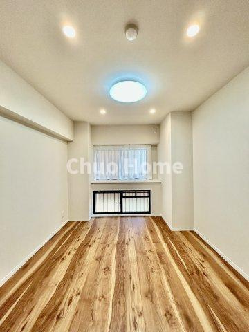 【寝室】心と体をゆったりと安らげる主寝室。寝室のゆとりが大きい分だけ、暮らしの安らぎは深まります。一日の疲れを癒すだけでなく、ご夫婦の親密な語らいを紡ぎ出します
