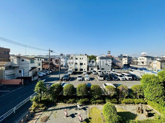 手を伸ばせば、ふれることが出来そうな環境が、そのままインテリアになったような印象です。その豊かな眺望にふさわしい空間には、通風・採光にも優れ、心地よい光と風があふれています