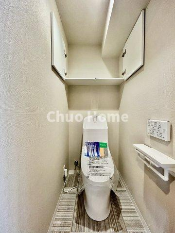 【トイレ】　収納スペースをしっかりと確保した温水洗浄便座機能付きトイレ。温水洗浄便座は清潔にお使いいただくための大切なアイテムです。
