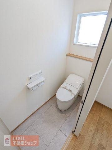 【トイレ】現地完成写真。温水洗浄暖房便座付き。