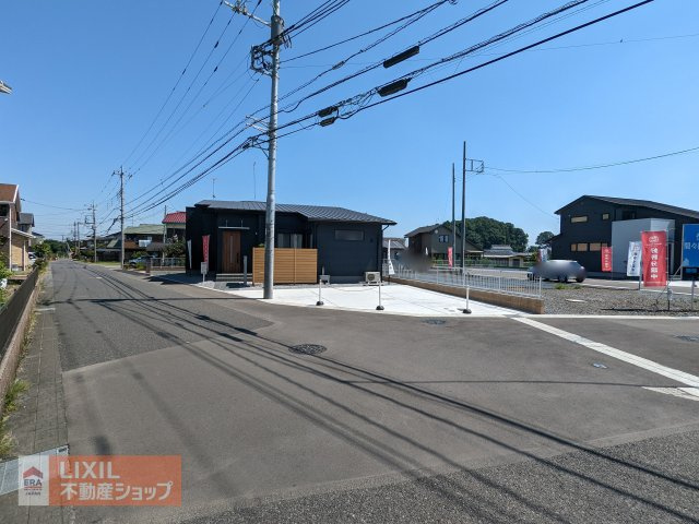 【前面道路】現地完成写真。道幅や駐車など、ご確認ください。