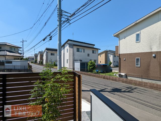 【建物からの眺望】現地完成写真。バルコニーからの景色。十分な間隔が確保されております。