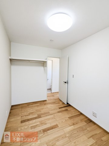 【寝室】現地完成写真。明るい採光の入る主寝室です。