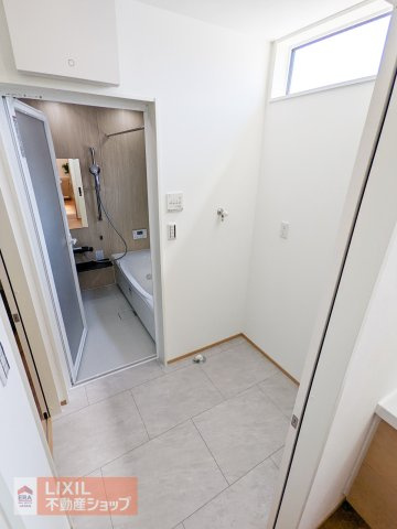 【脱衣所】現地完成写真。洗面脱衣所はゆったりとしたスペースで使いやすいです。